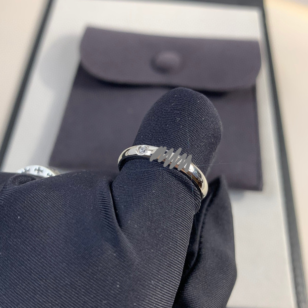 Signature solitaire round model [white gold]