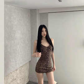 豹纹挂脖吊带连衣裙女性感甜辣妹潮流短裙纯欲风气质收腰包臀裙子