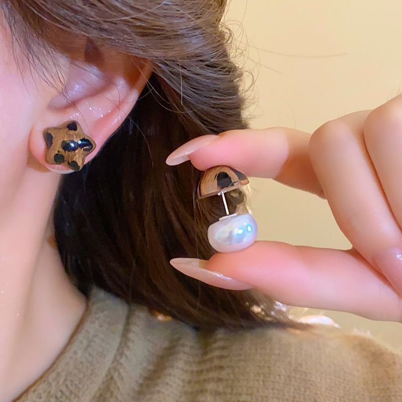 Pendientes de suministro de mercado nocturno de agujas de plata Pendientes de moda coreana en vivo Pendientes de estilo caliente Pendientes de lujo ligero Mujeres de alta gama