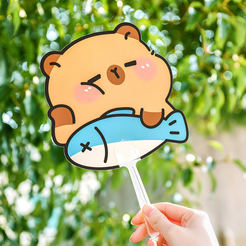 カピバラ異形扇子夏アニメカピバラは小さな扇子を持ってかわいいプレゼントの子供扇子を押している|undefined