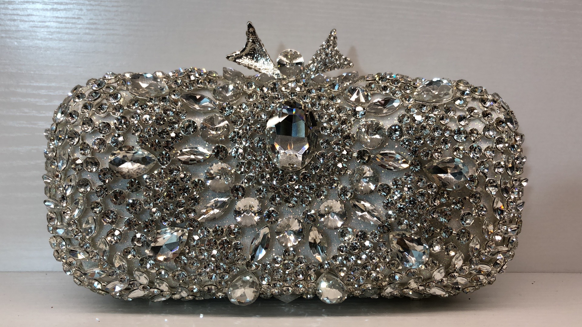 Seleccione estrictamente el interruptor de cinta transfronteriza de diamantes bolsa de cena caja metálica hueca llena de diamantes bolsas de banquete bolsa de mano