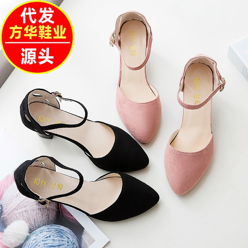 2026 verano nuevo botón zapatos de mujer tacones agudos zapatos de trabajo de tacones medios resistentes al desgaste sandalias de peluche mujeres