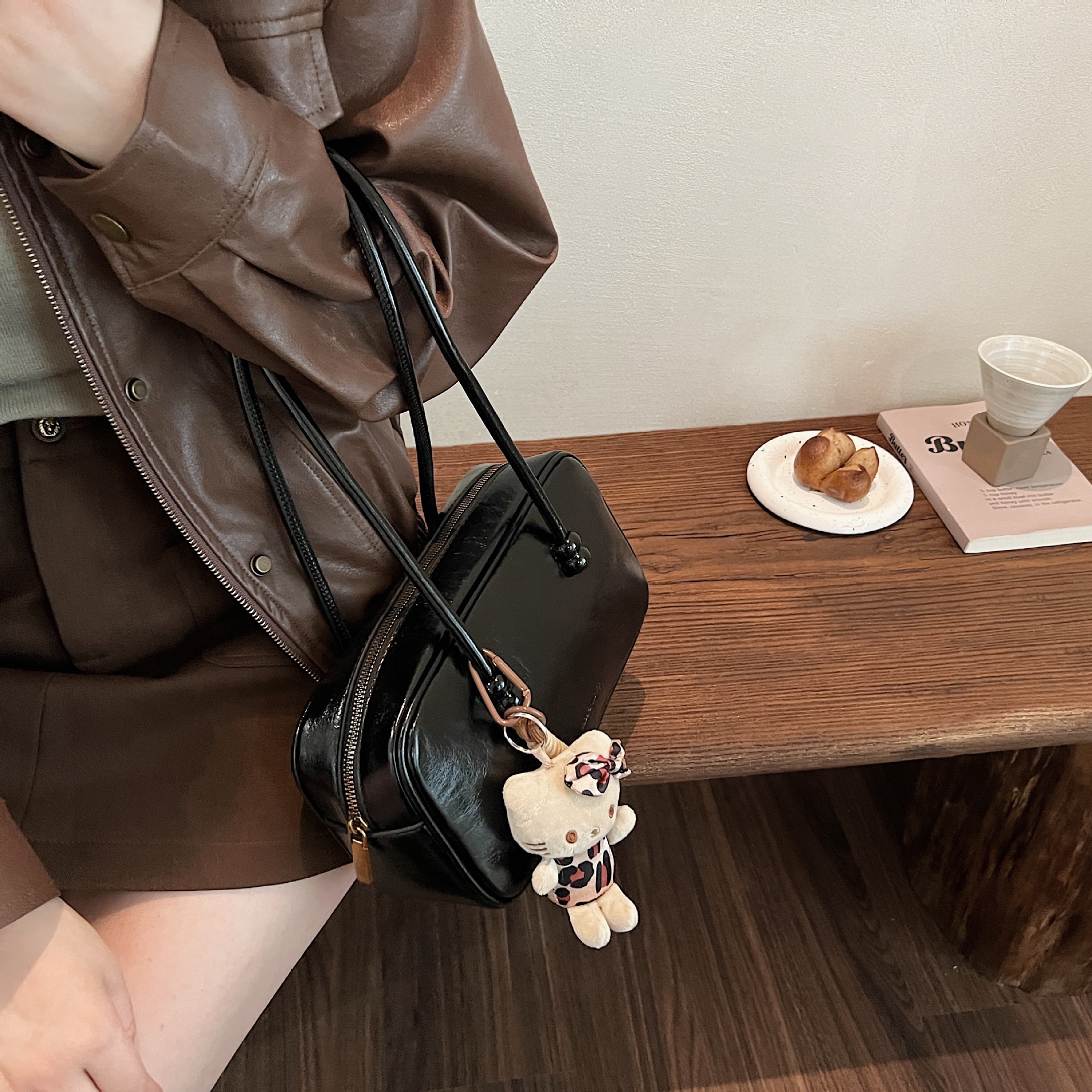 Bolsa de bolos portátil retro simple para mujeres otoño / invierno 2025 nueva bolsa de almohada casual para viajar bolsas de hombro y axila