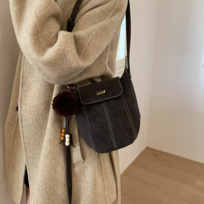 Bolsa de calabaza bolso de balde bolso de mujer 2025 nuevo invierno de alta calidad sensación de viaje universal bolso de hombro retro bolso de mochila