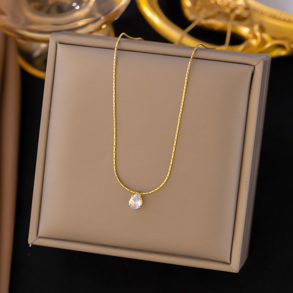 [collar de acero de titanio dorado + acero] collar de amor de nicho con cadena de clavícula avanzada en la moda de lujo ligero femenino