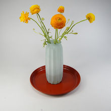 ���l���ϻ����еױP�A�а�ɫ������мܽ�ˮ�P���������|�бP