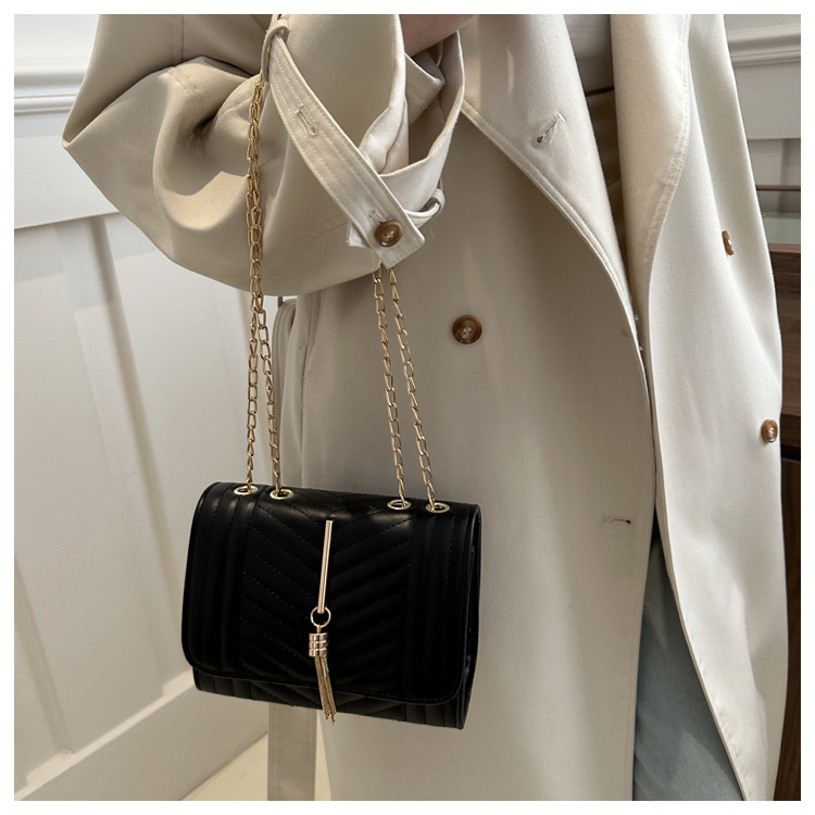 Borsa a tracolla donna con ricamo catena e nappine elegante_voghion.com