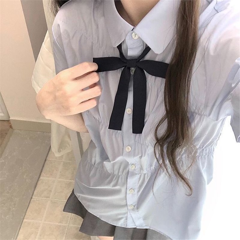 정장 파란색 반팔 탑 + 검은색 칼라 + 회색 스커트