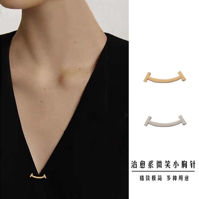 Cute and Simple Smiling Face Brooch for Women, High-End Elegant, Fixed Shirt Collar, Anti-Exposure Buckle, Small Pin Accessories