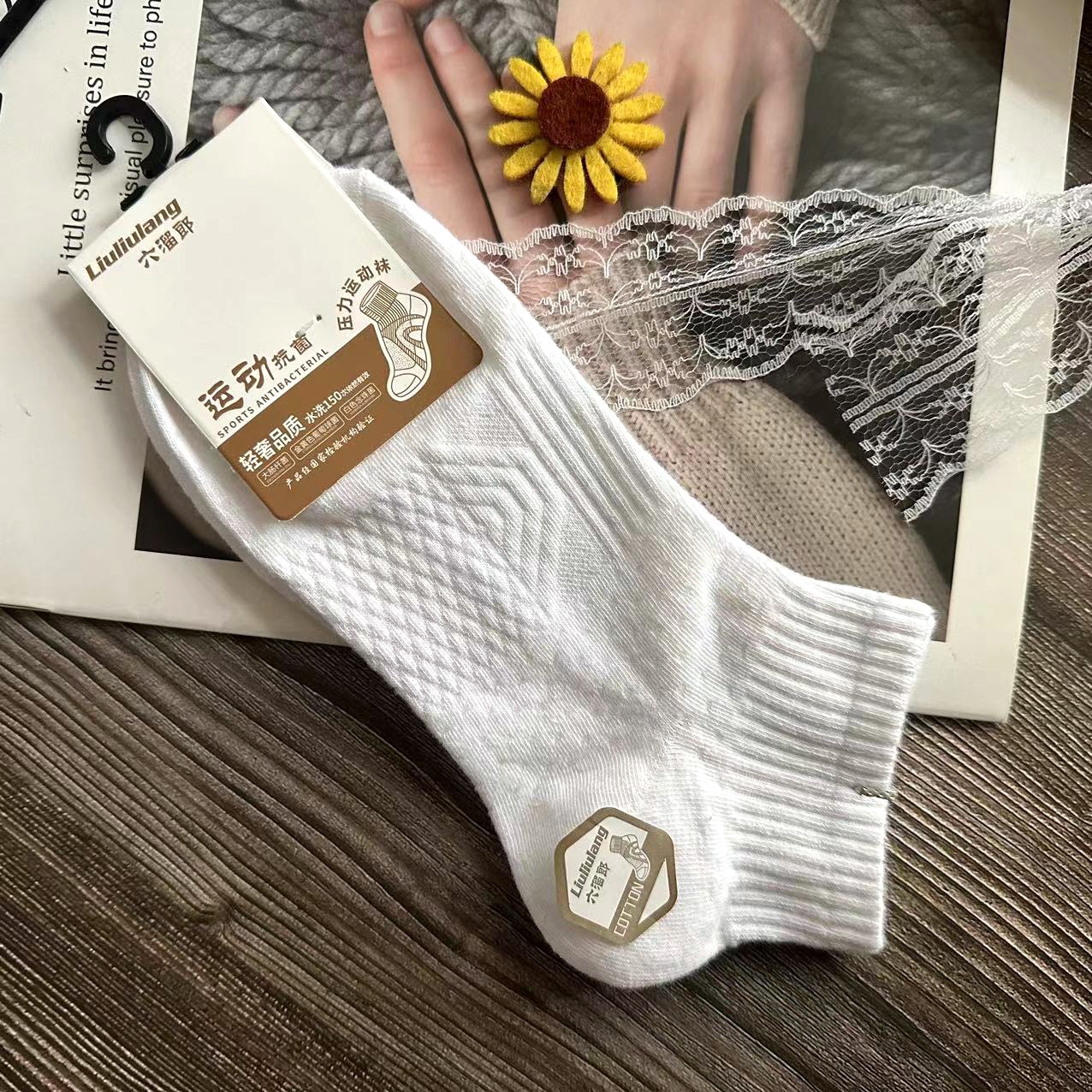 Venta al por mayor de alta gama de primavera y verano fino transpirable para damas calcetines deportivos blancos de algodón peinado que absorben el sudor calcetines blancos de tubo corto calcetines de mujer