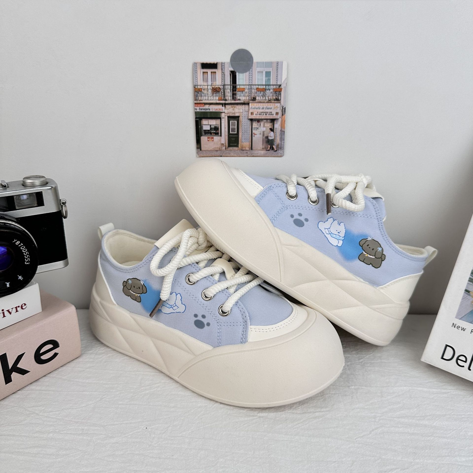 YuanWa lindos zapatos de skate suaves para mujeres 2025 verano nuevo estilo universal chic con suela gruesa pequeña zapatos de pan casuales blancos