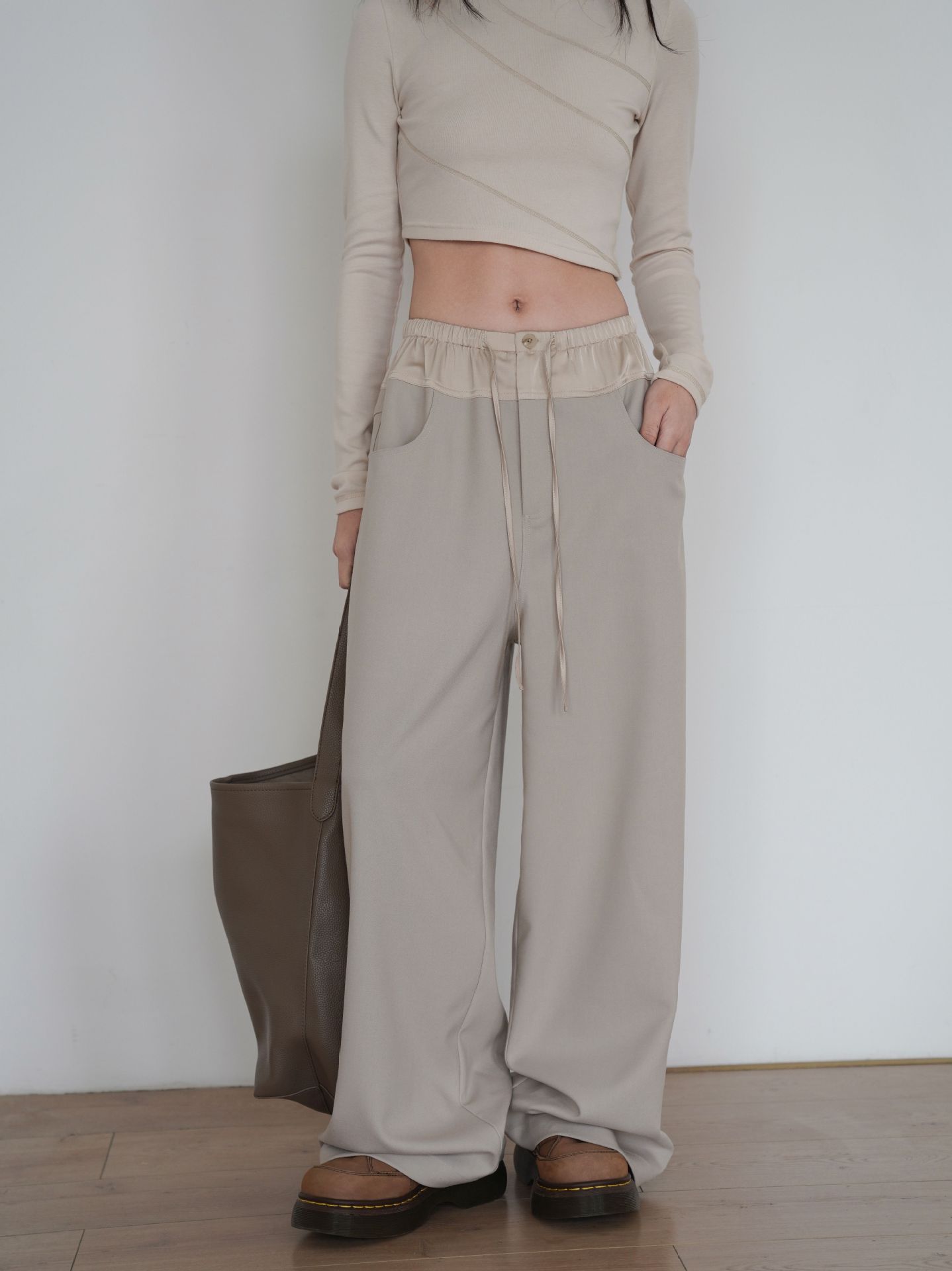 垂れ下がった感じの色合わせの新しいヨガのズボンの女性はゆったりとしていて、やせています。