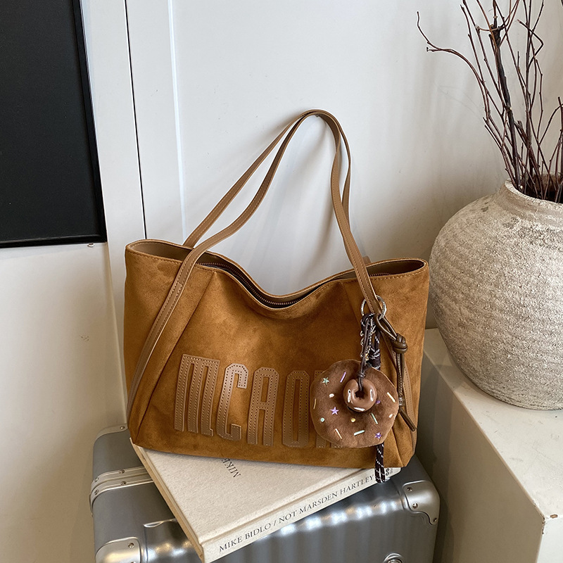 Casual de gran capacidad retro bolsas de seda de peluche mujeres 2025 nuevo estilo de transporte universal bolsas de hombro bolsas de estudiantes universitarios