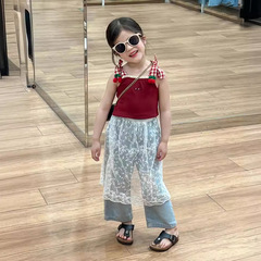 韓版童裝女童套裝2024夏裝櫻桃刺繡紅格吊帶上衣破洞牛仔褲遮屁簾