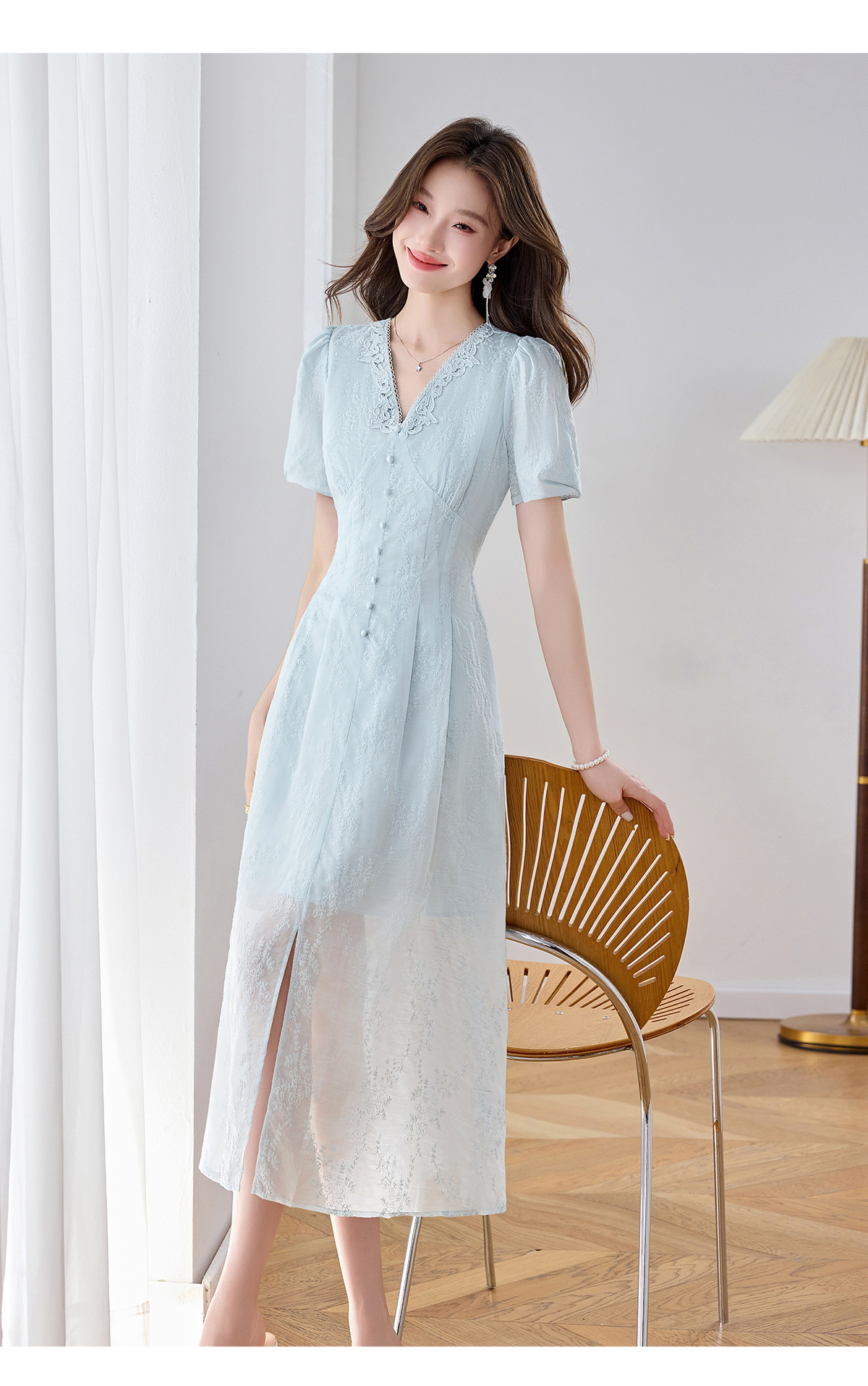Đầm maxi nữ thêu hoa cổ V thắt eo phong cách cổ điển dài — màu xanh nhạt, màu sắc chi tiết 14
