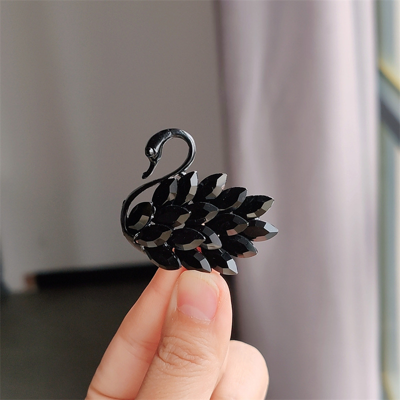 Europa y América transfronterizos lujosos cisne broche personalidad femenina broche de cristal estilo de moda flor de pecho universal abrigos cardigan broche image 7