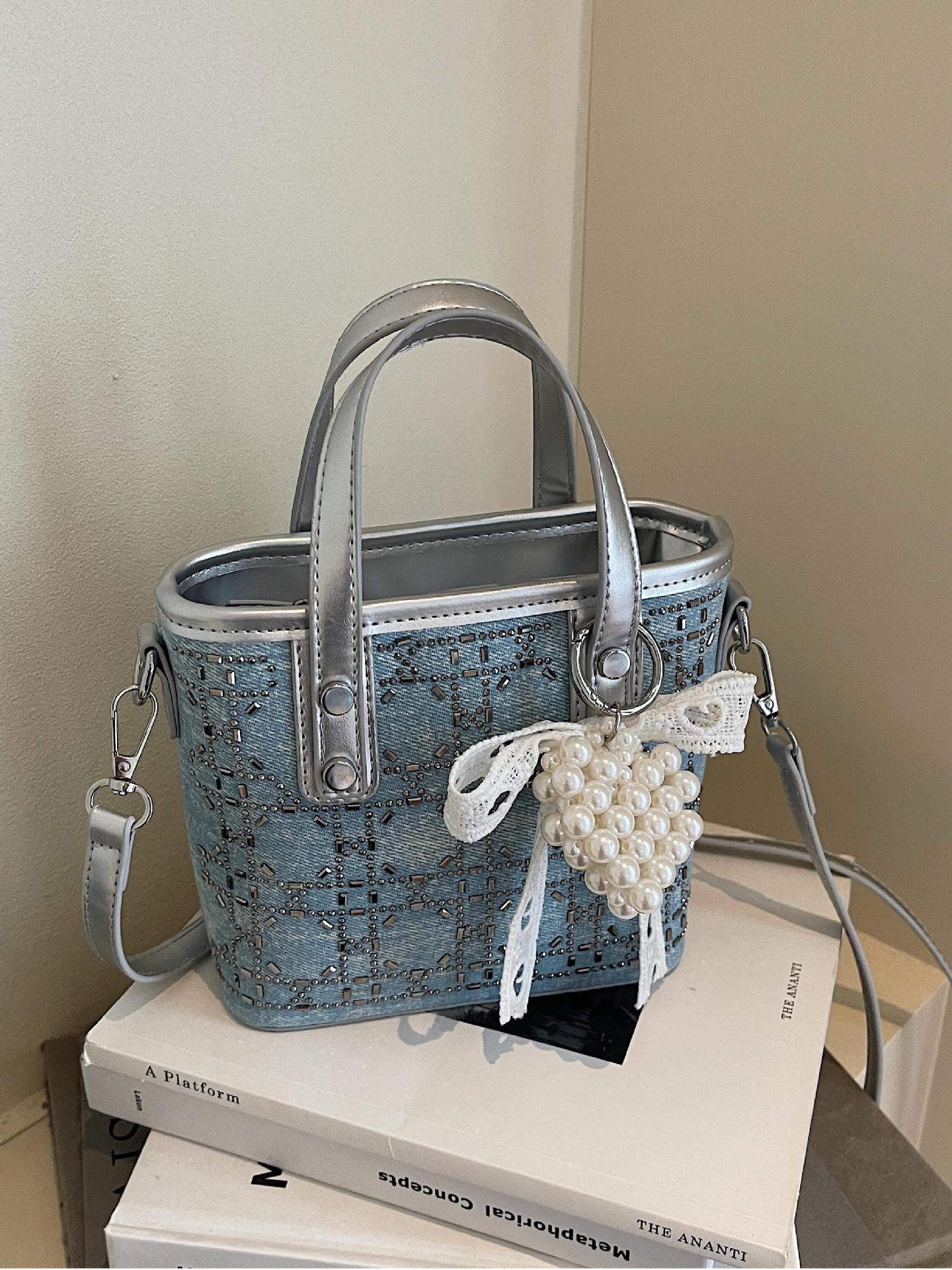 Bolso de cubo de mano de mezclilla de diamantes calientes popular de verano para mujer 2025 nuevo bolso de hombro de viajero de todo fósforo bolso de mensajero coreano