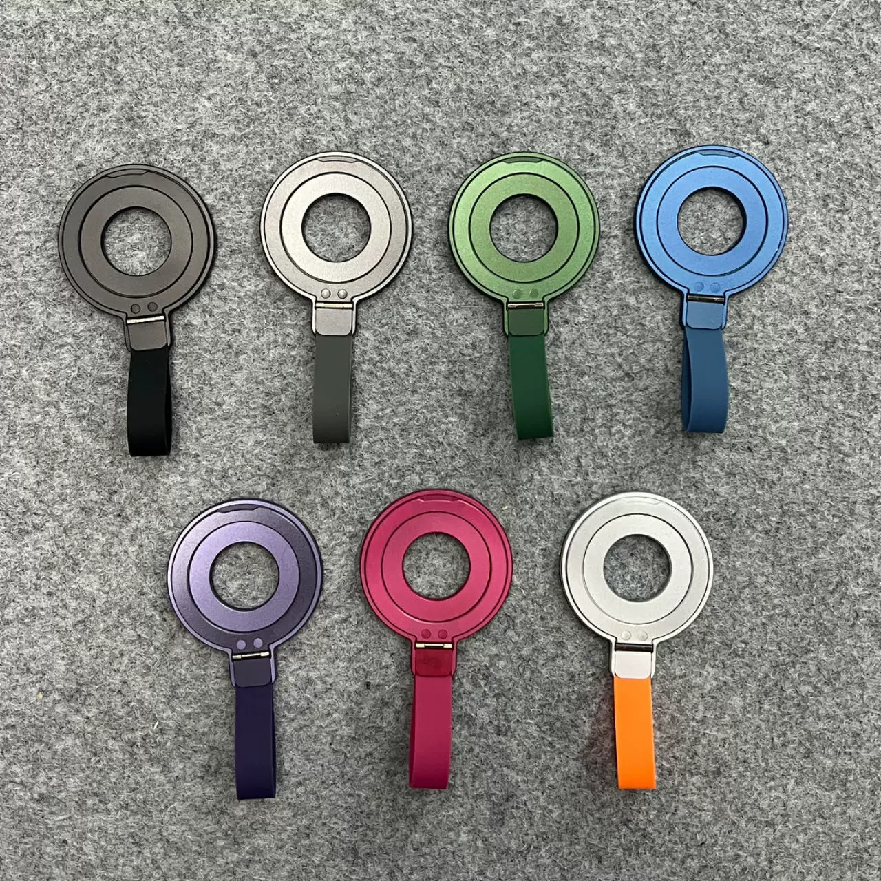 深圳数码硅胶手腕带钥匙扣金属背贴桌面绑带支架磁吸手机指环支架