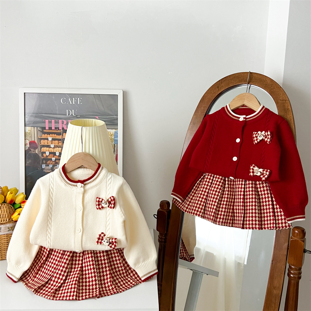2024 Herbst/Winter Mädchenpullover Baby Neujahrskleidung, Western-Stil Kleiderset, Kinder gestricktes zweiteiliges Set_voghion.com