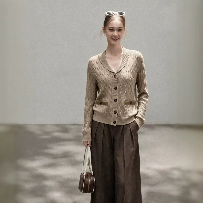 2026 Autumn New Collection: Old Money Style, Button-Down Collar, Pocket Detail, Versatile, Relaxed-Fit Cable Knit Cardigan for Women 2026 Autumn New Collection: Old Money Style, Button-Down Collar, Pocket Detail, Versatile, Relaxed-Fit Cable Knit Cardigan for Women