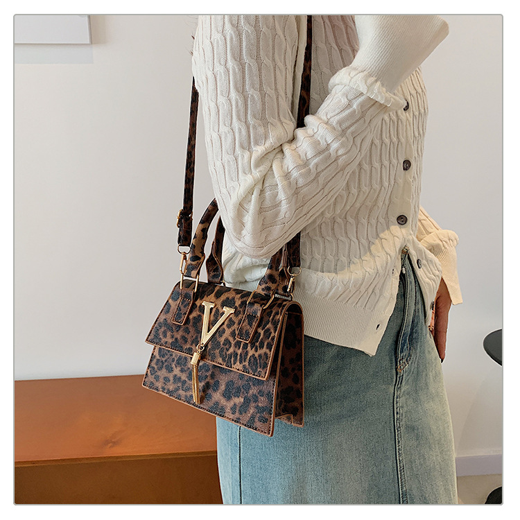 The new leopard print handbag is trendy and stylish. The crossbody bag has a simple texture and a spicy girl style. It is a unique single-shoulder small square bag undefined