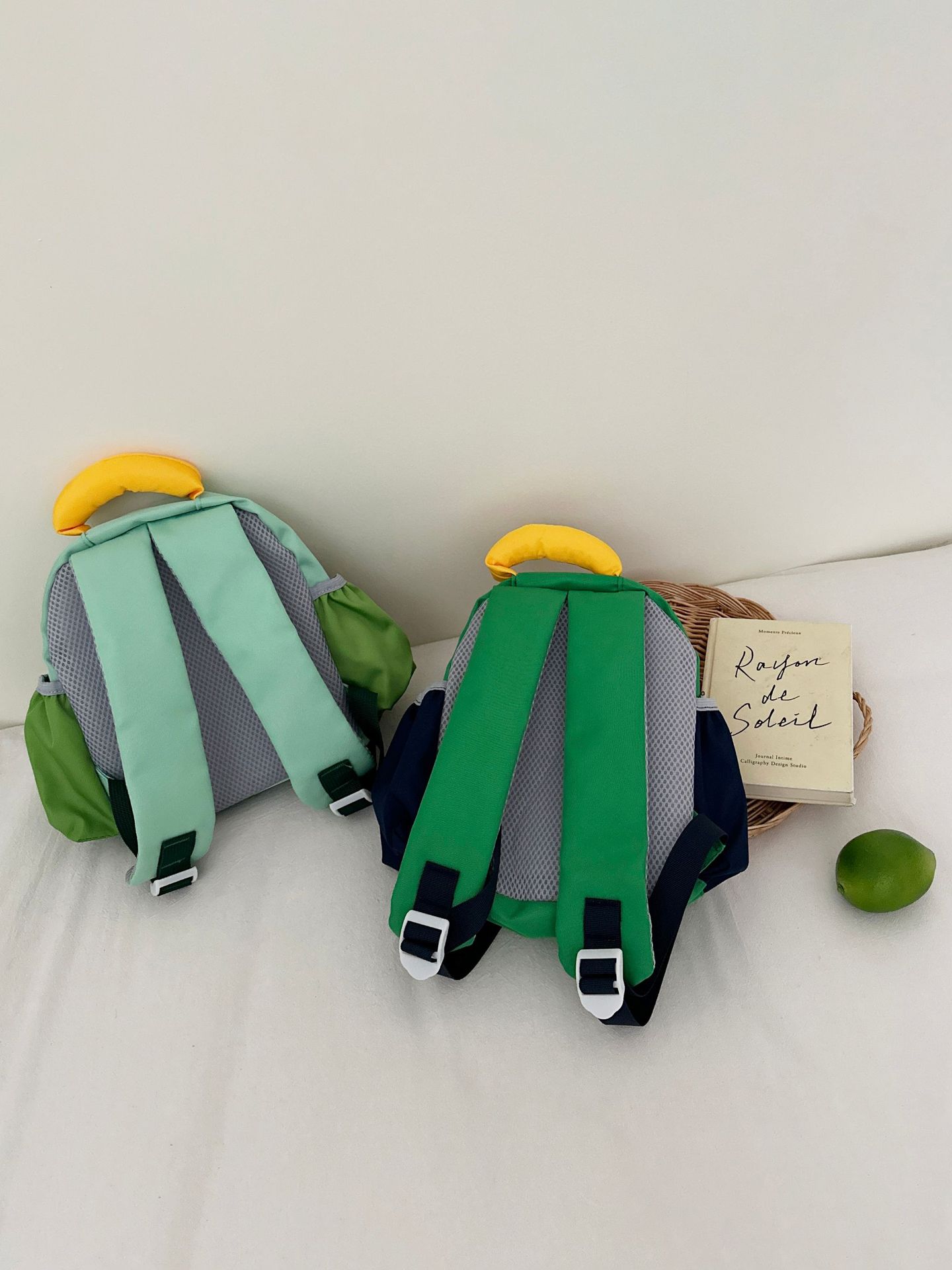 Mochila escolar de jardín de infantes para niños ultraligeros nuevos colores en contraste, niños y bebés salen con mochila pequeña, mochila de niña de moda, marea