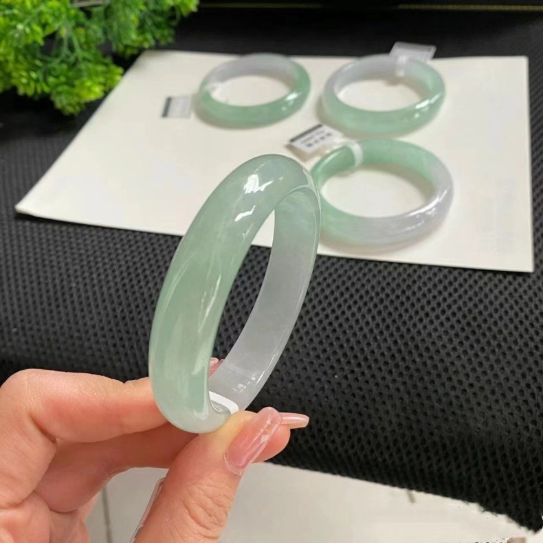 Vòng tay ngọc bích tự nhiên Miến Điện màu xanh nhạt, dày rộng, có giấy chứng nhận chi tiết 2
