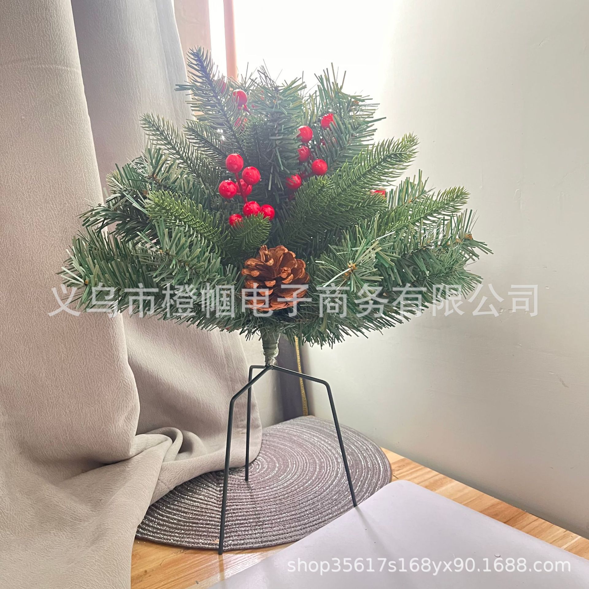 Skeleton filling of artificial Christmas trees feels