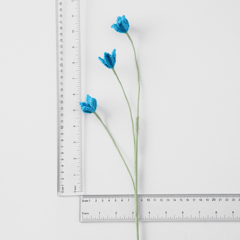 手作りのかぎ針編みのかわいい4つの小さな開花した完成品の小さな妖精の花の枝は、先生、恋人、親友に贈られ、幸福を意味します。|undefined