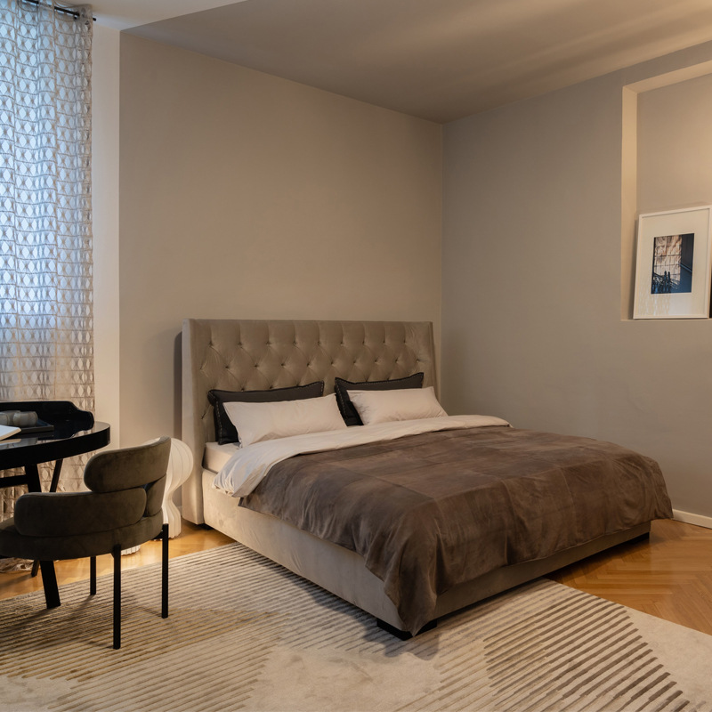 Italian Minimalist Fabric Buckle Double Bed with French High Back, Main Master Bedroom 1.8m Bed, Nordic Modern Light Luxury 1.5 Furniture