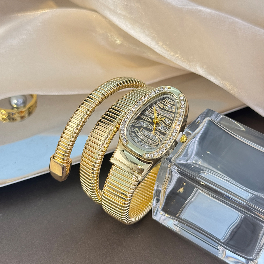 Trendy New Foreign Trade Snake-Shaped Watch for Women with Water Ripple Design, Quartz Elastic Band, Creative Niche Bracelet Watch