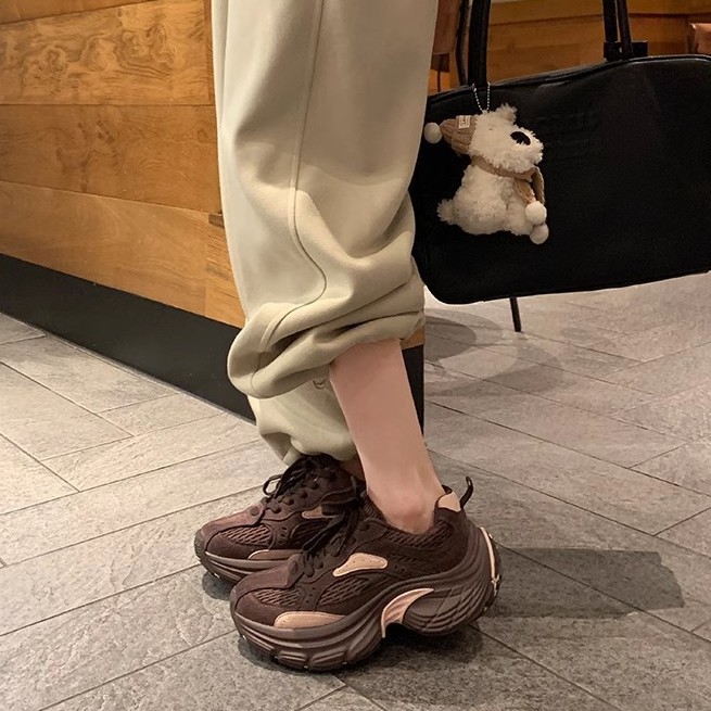Grape Mom otoño e invierno nuevo estilo deportivo con cordones a juego para aumentar los zapatos de gamuza de suela gruesa para mujer otoño e invierno