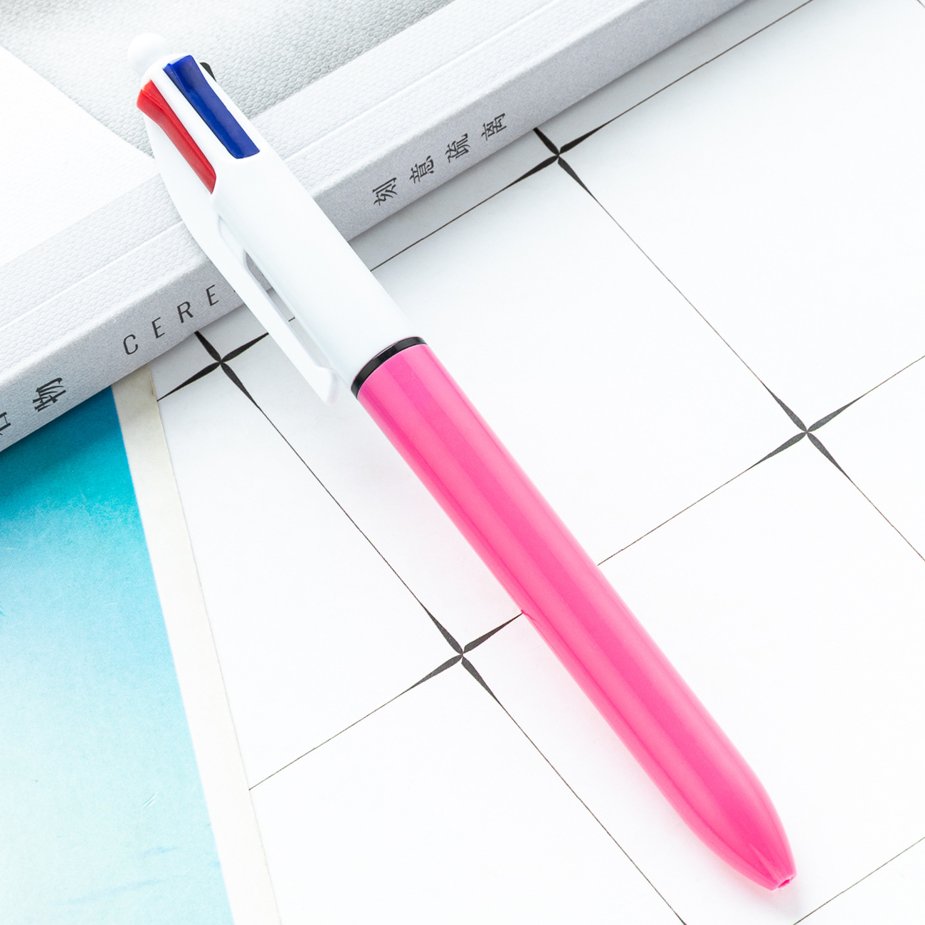 Oficina de aprendizaje de papelería multi-color de la pluma cuatro-en-una mano cuenta trazo clave marcado bolígrafo de plástico bolígrafo