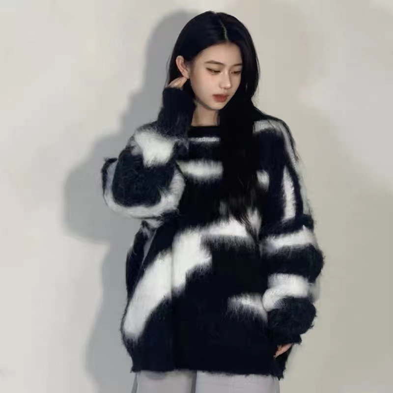 Design velvet sweater
