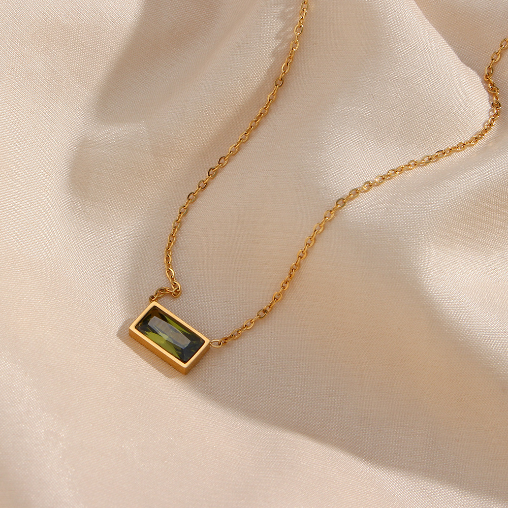 Collar Con Colgante De Diamante Cuadrado Pequeño De Oro De 18 Quilates Chapado En Acero Inoxidable Simple display picture 3
