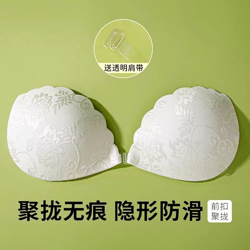 レースの胸に女性のウェディングドレスを貼ります。白い乳で貝殻を貼ります。|undefined