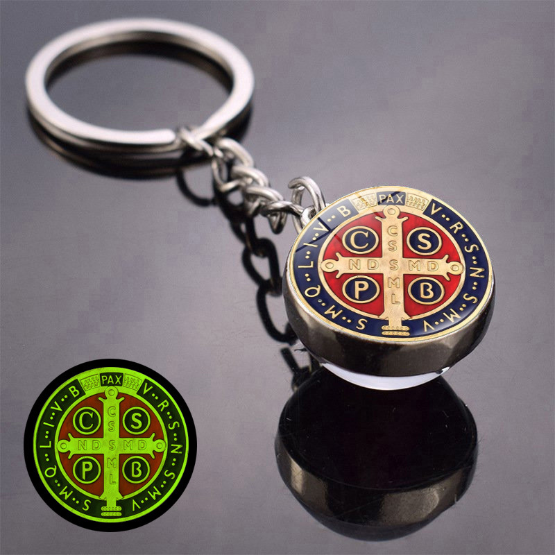Luz de noche Saint Benedict Medal colgante llavero colgante de doble cara bola de cristal llavero joyería pequeña mercancía
