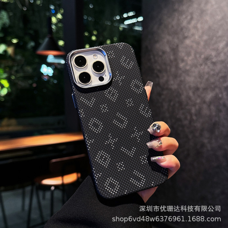 iPhone17対応 夜光カーボンファイバー柄 マグネット式スマホケース Apple16対応 クリエイティブBXU文字入り 全面保護ケース|undefined