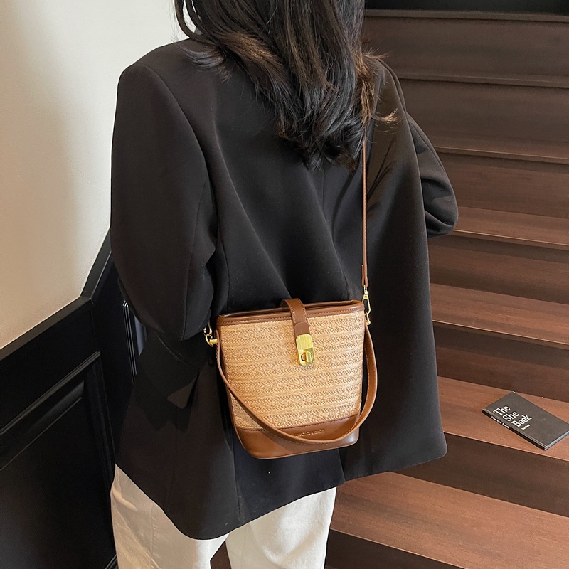 Bolso de cubo de paja de mano popular de verano 2025 nuevo bolso de mensajero tejido de vacaciones junto al mar con textura bolso femenino de todo fósforo