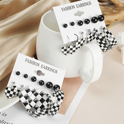 Niche design oil-encrusted diamond plaid card earrings retro earrings temperament high-end versatile earrings wholesale