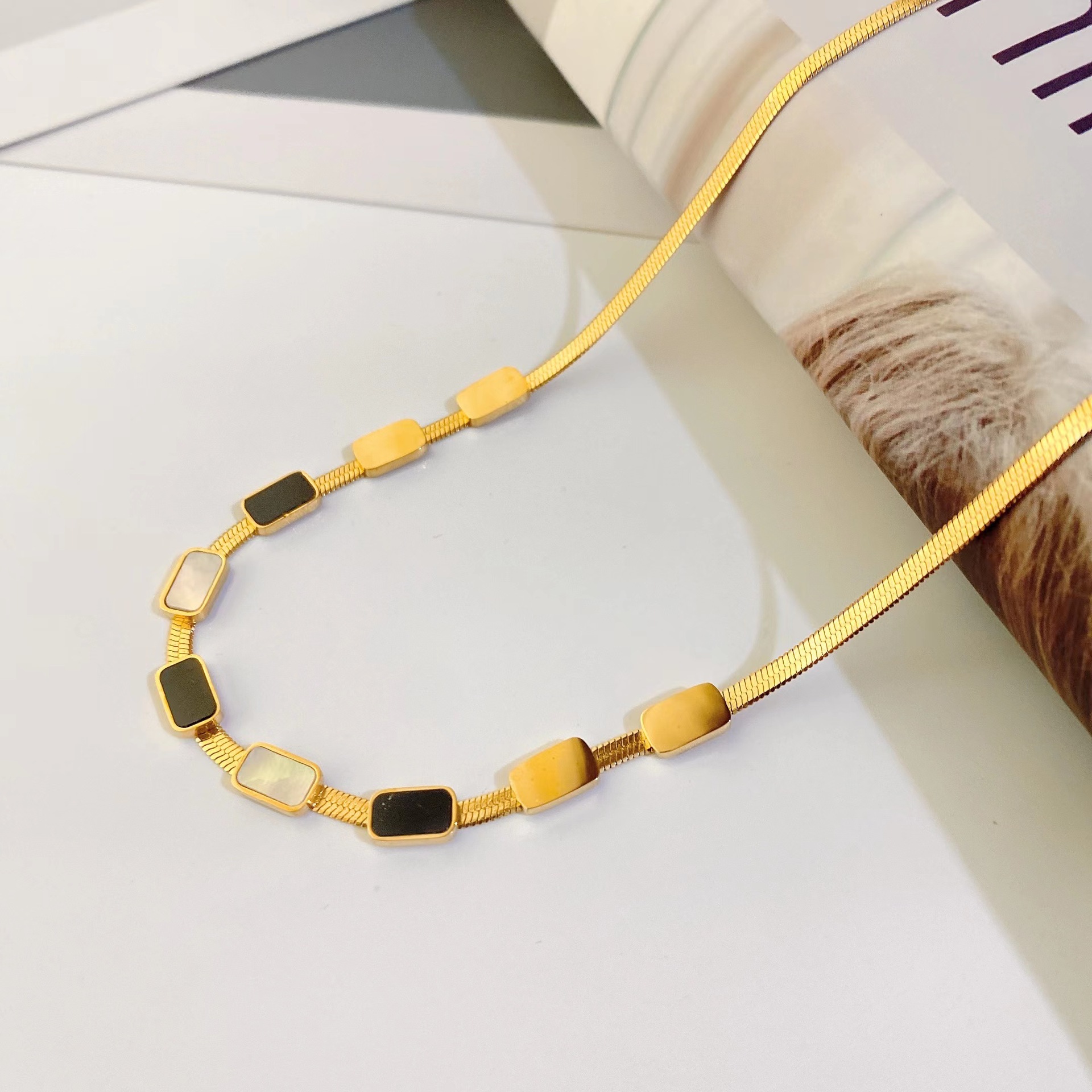 Neue Schlangenknochenkette Aus Titanstahl Mit 18 Karat Vergoldeter Schwarz-weißer Quadratischer Halskette display picture 1
