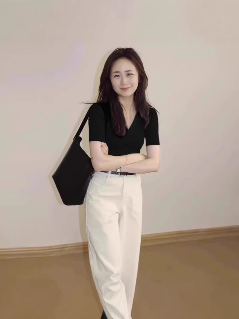 Áo thun polo nữ cổ V tay ngắn form chuẩn — đen
