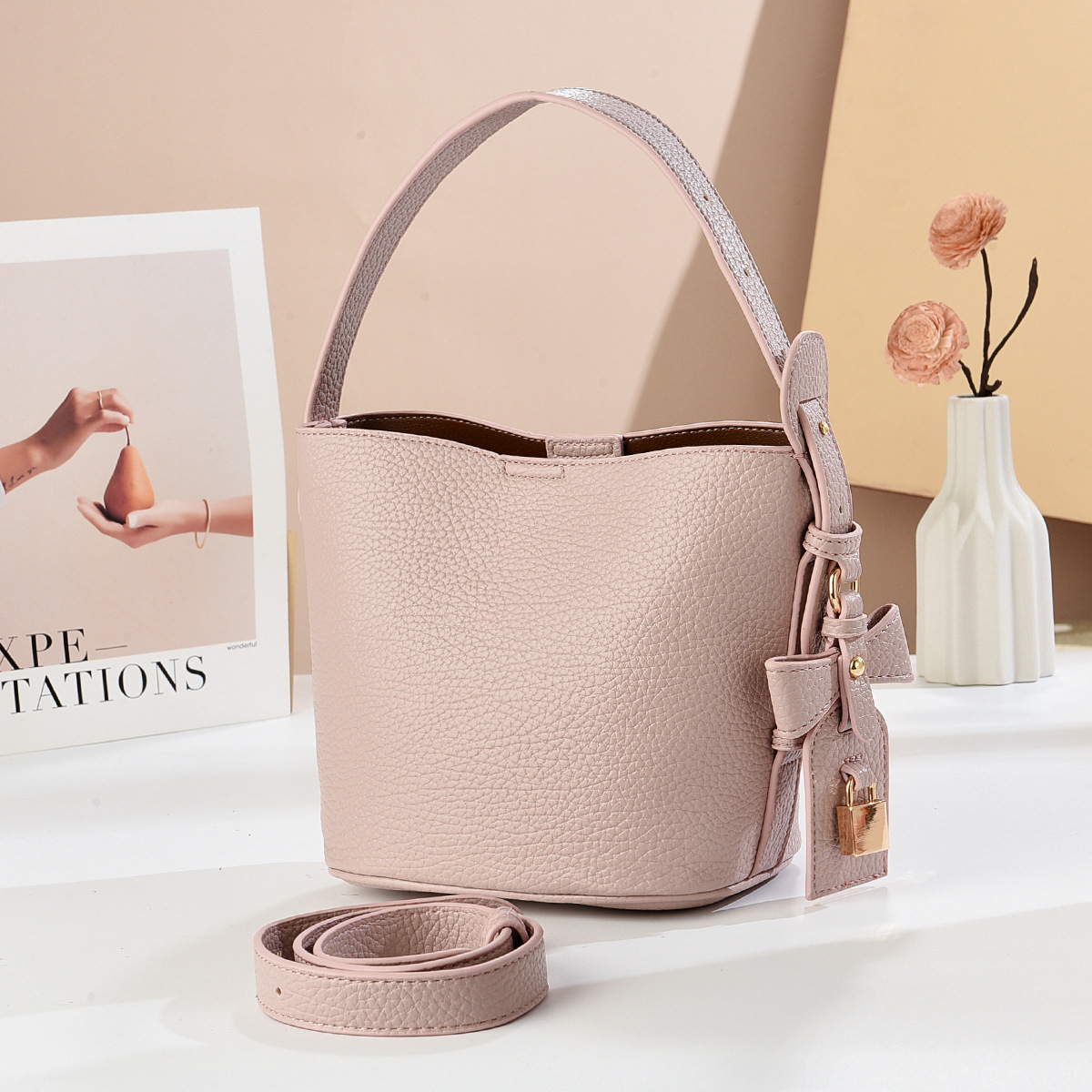 Bolsas de balde de moda 2025 verano nuevo temperamento mochila de hombro de viaje de compras bolsas de mano versátiles