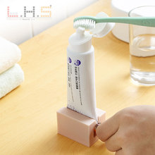 创意简约手动挤牙膏器浴室用品化妆品洗面奶挤压器便捷挤牙膏器