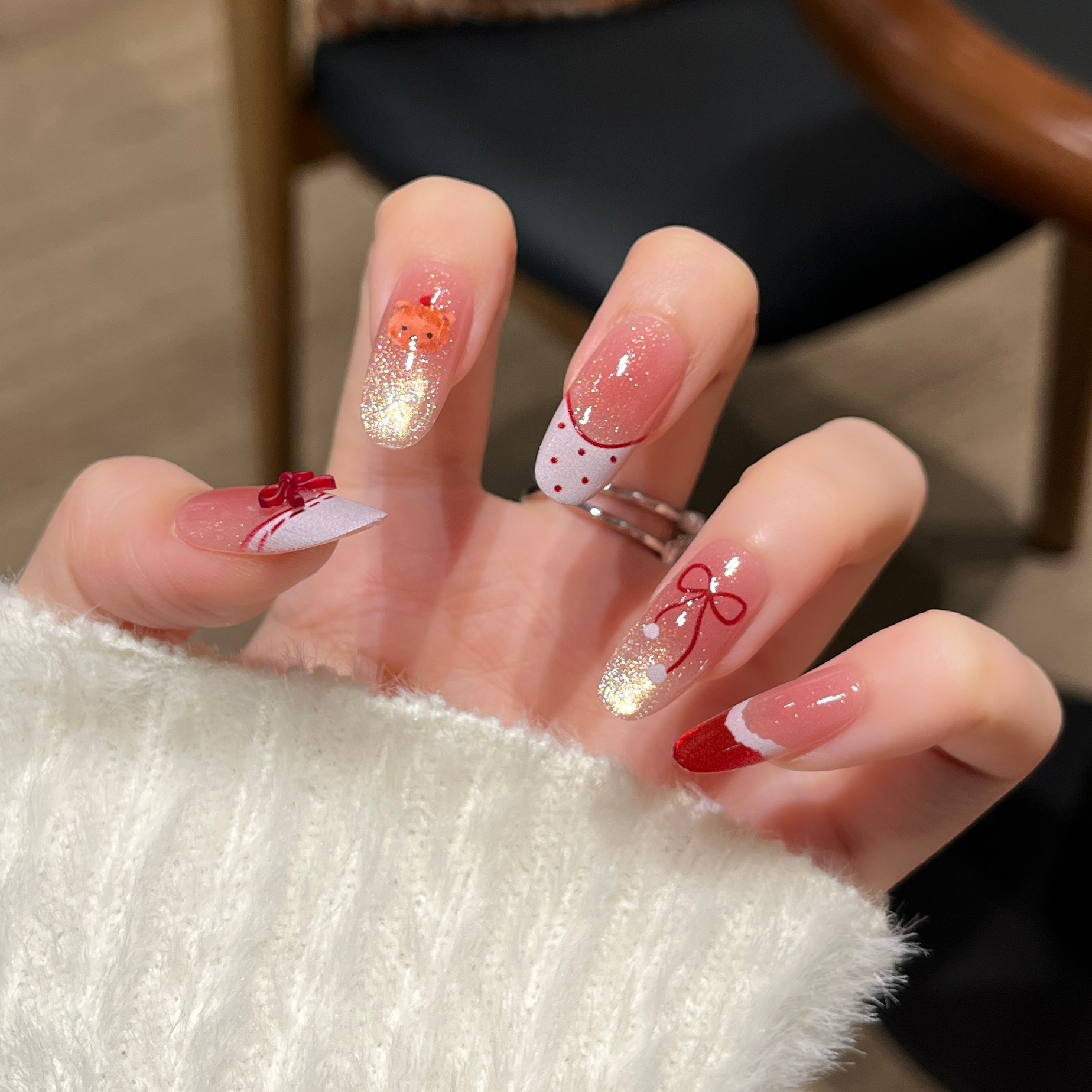 Usar uñas falsas, Año Nuevo, usar uñas, arco rojo, lindo, ojos de gato, usar uñas largas.
