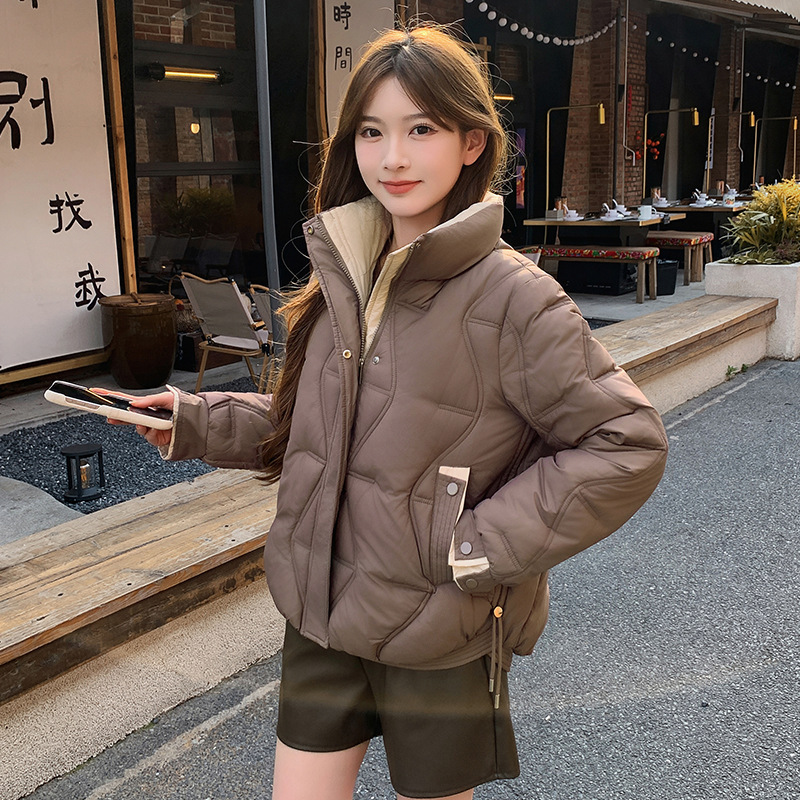 2025 moda de mujer nueva chaqueta de algodón de pluma corta ligera y delgada chaqueta de algodón de invierno de estilo exterior cuello de altura delgado abrigo grueso