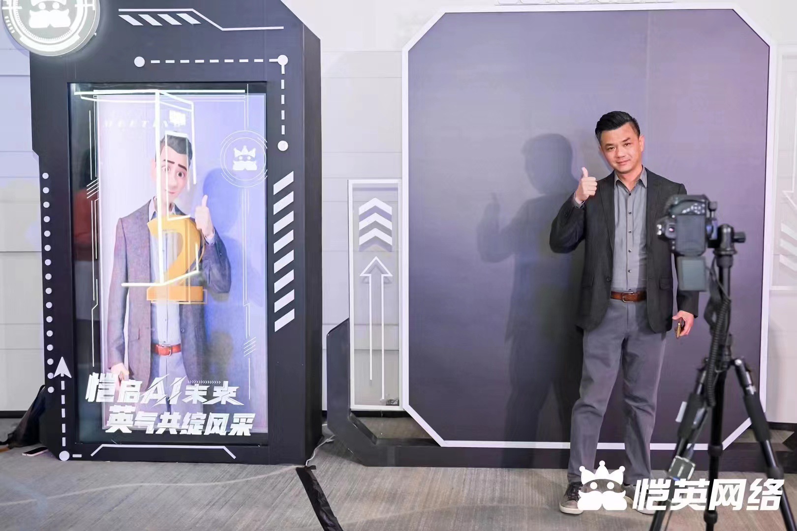 Holographic transparent screen display cabinet, 3d human body replication machine, human figure copying, interactive photography, creative AI digital virtual human Application Scenario