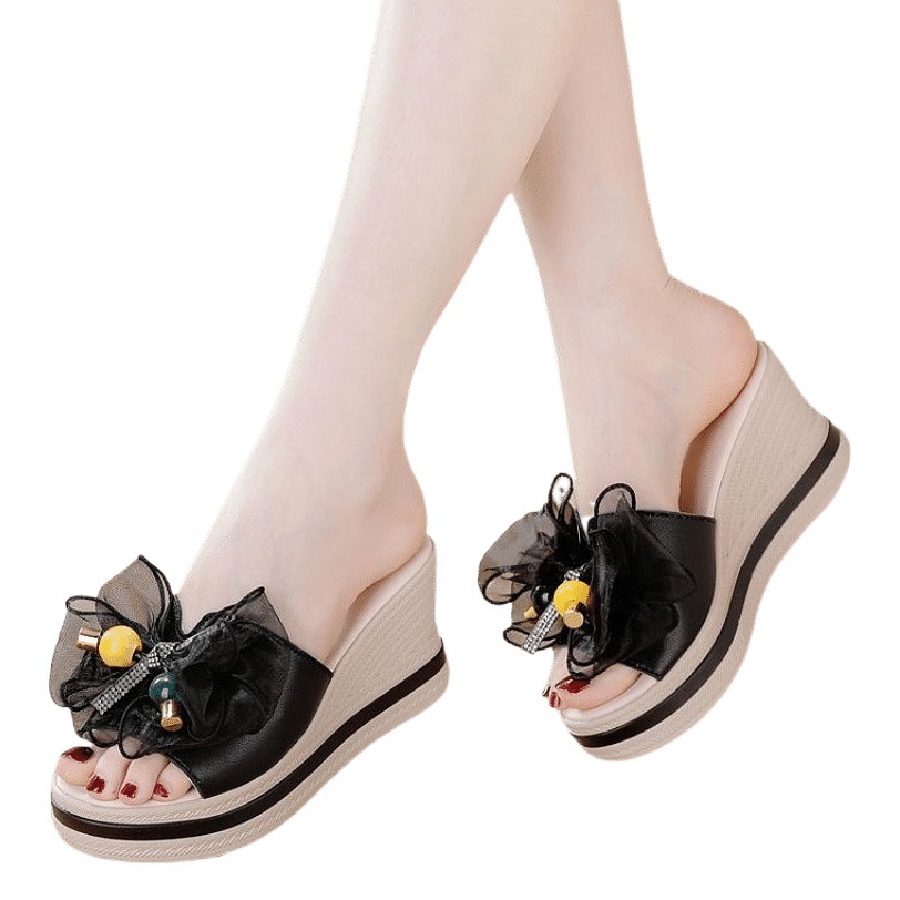 Zapatillas de aumento de altura de cuero suave 2023 Verano nuevas zapatillas al aire libre de las mujeres de fondo grueso inferior suave zapatillas antideslizantes mujeres