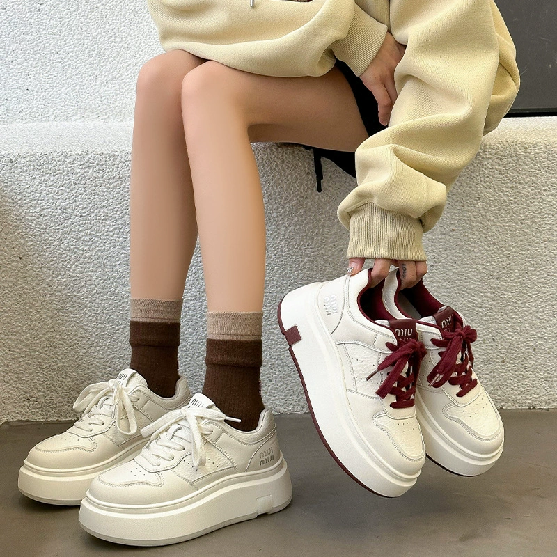 2024 осенние кожаные маленькие белые туфли женские анколаские красные сосновые пирожные повседневные спортивные туфли толстые подошвы