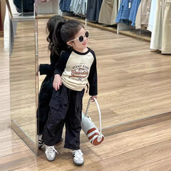 Split the 2024 girls' spring outfit Korean style casual letter print drawstring T-shirt + quick-dry pocket work pants into separate photos